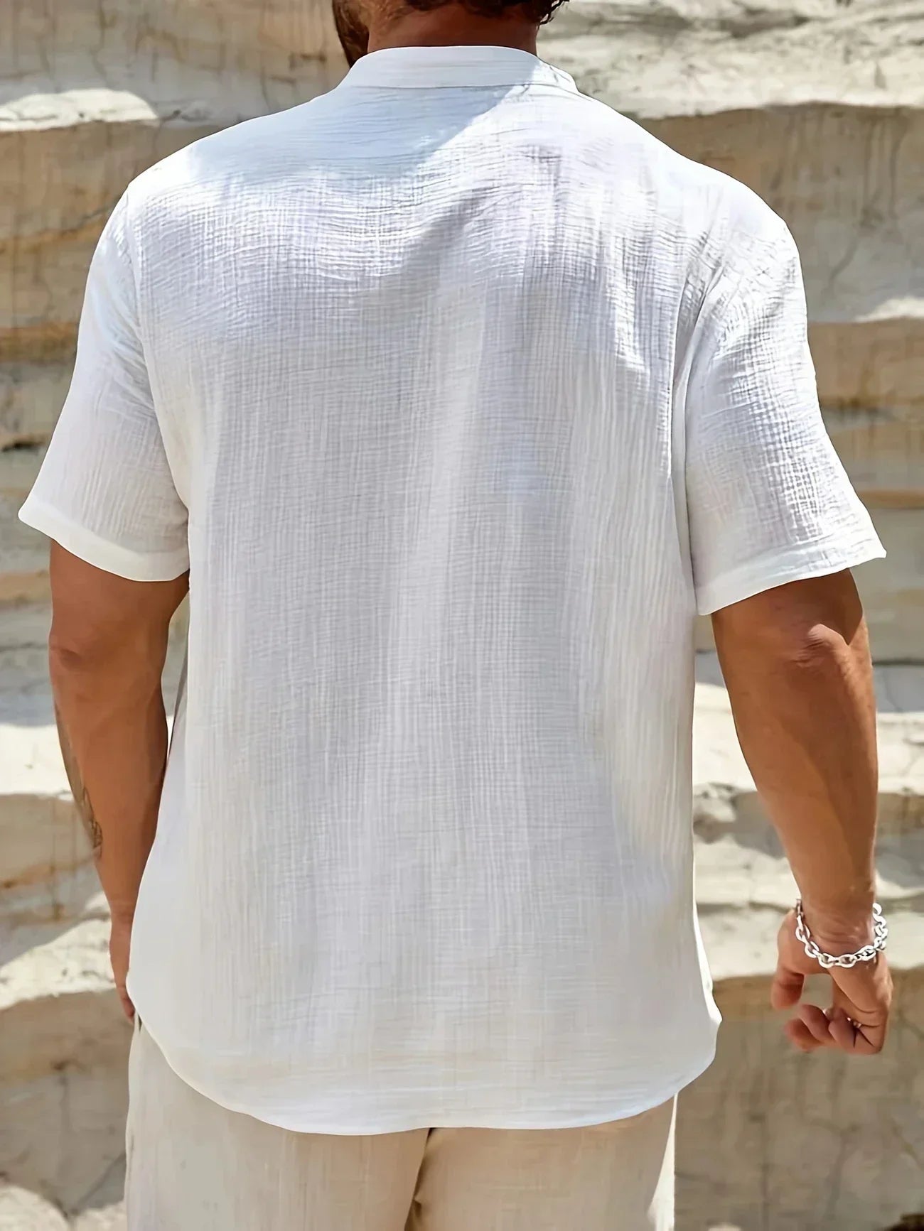 Lorel | Elegante camisa de verano con cuello alto.